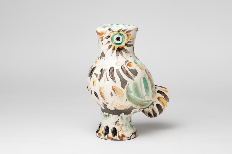 Keramische Vase in Form eines Vogels, mit bunten Mustern und einem grünen Auge.