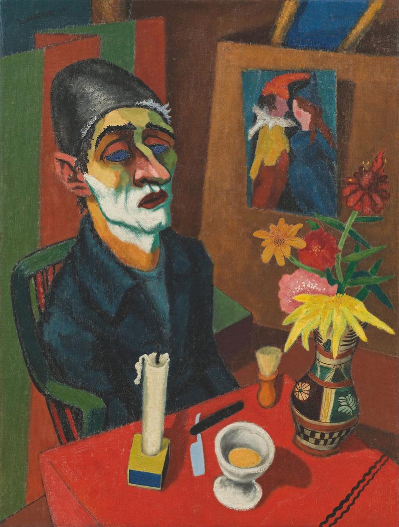Auf dem Bild sieht man Rudolf Wacker selbst.
Er sitzt an einem Tisch mit rotem Tischtuch.
Er trägt dunkle Kleidung und eine dunkle Mütze.
Sein Gesicht wurde bunt gemalt – grün, gelb, weiß und rot.
Man sieht weißen Rasierschaum an seinem Kinn.
Wacker schaut ernst, ruhig und traurig.
Vor ihm auf dem Tisch stehen eine Kerze, ein Rasierpinsel, ein Messer, ein Becher mit einer gelben Flüssigkeit und eine bunte Vase mit Blumen.
Im Hintergrund sieht man ein Bild, das zwei bunte Figuren mit Kasperlmütze zeigt. 
Die Farben im ganzen Bild sind stark und leuchtend.
