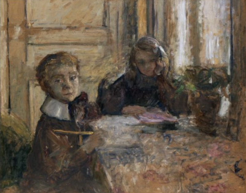 Zwei Kinder sitzen an einem Tisch, eines schaut zur Seite, das andere schreibt, umgeben von sanften Farben und Licht.