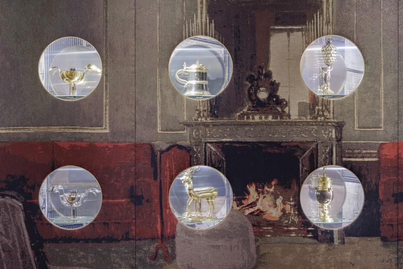 Auf dem Foto sehen wir die Vitrinenwand im Tea Room im Museum der Heidi Horten Collection in Wien.

Diese Vitrinenwand wurde von Markus Schinwald entworfen. Dahinter befinden sind kleine, kostbare Objekte aus der Sammlung von Heidi Horten.