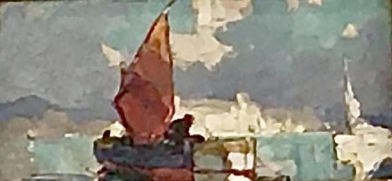 Segelboot mit rotem Segel auf ruhigem Wasser, umgeben von sanften Wellen und einem bewölkten Himmel.