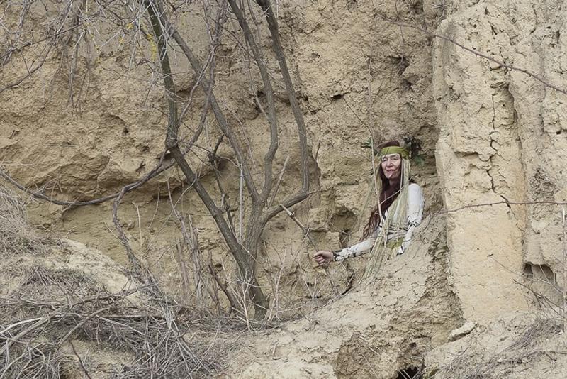 Löss eine Frau in der Landschaft.jpg