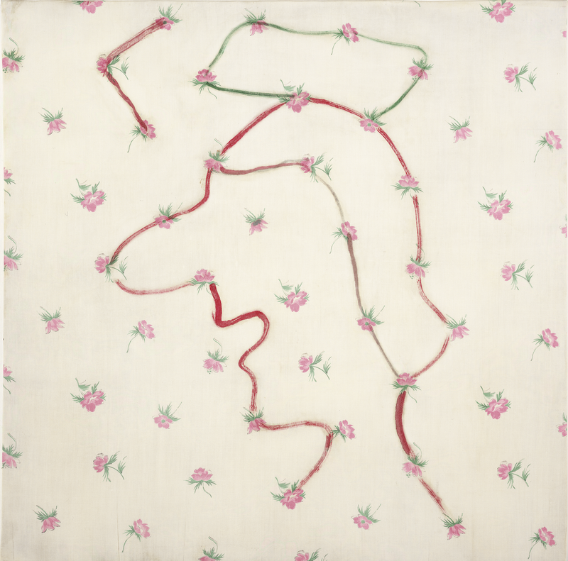 Das Bild zeigt ein quadratisches Textil mit hellem, cremefarbenem Hintergrund. Über die gesamte Fläche verteilt sind kleine rosa Blümchen mit grünen Blättern aufgedruckt – ein regelmäßiges, zartes Muster, wie man es von Tapeten oder Stoffen aus dem Kaufhaus kennt. Auf diesem Muster hat der Künstler mit Pinselstrichen in Rot, Braun und Grün eine Umrisslinie gezogen. Diese Linie verbindet einige der aufgedruckten Blüten miteinander und bildet so das Profil eines menschlichen Kopfes. Die Nase ist groß und gebogen, der Mund leicht geöffnet – als würde die Person sprechen oder lachen. Auf dem Kopf sitzt ein stilisierter, schräg gesetzter Hut. Eine der Blüten wurde als Auge belassen und nicht übermalt. Die Figur wirkt wie eine Karikatur – humorvoll, spielerisch und mit wenigen Linien angedeutet.