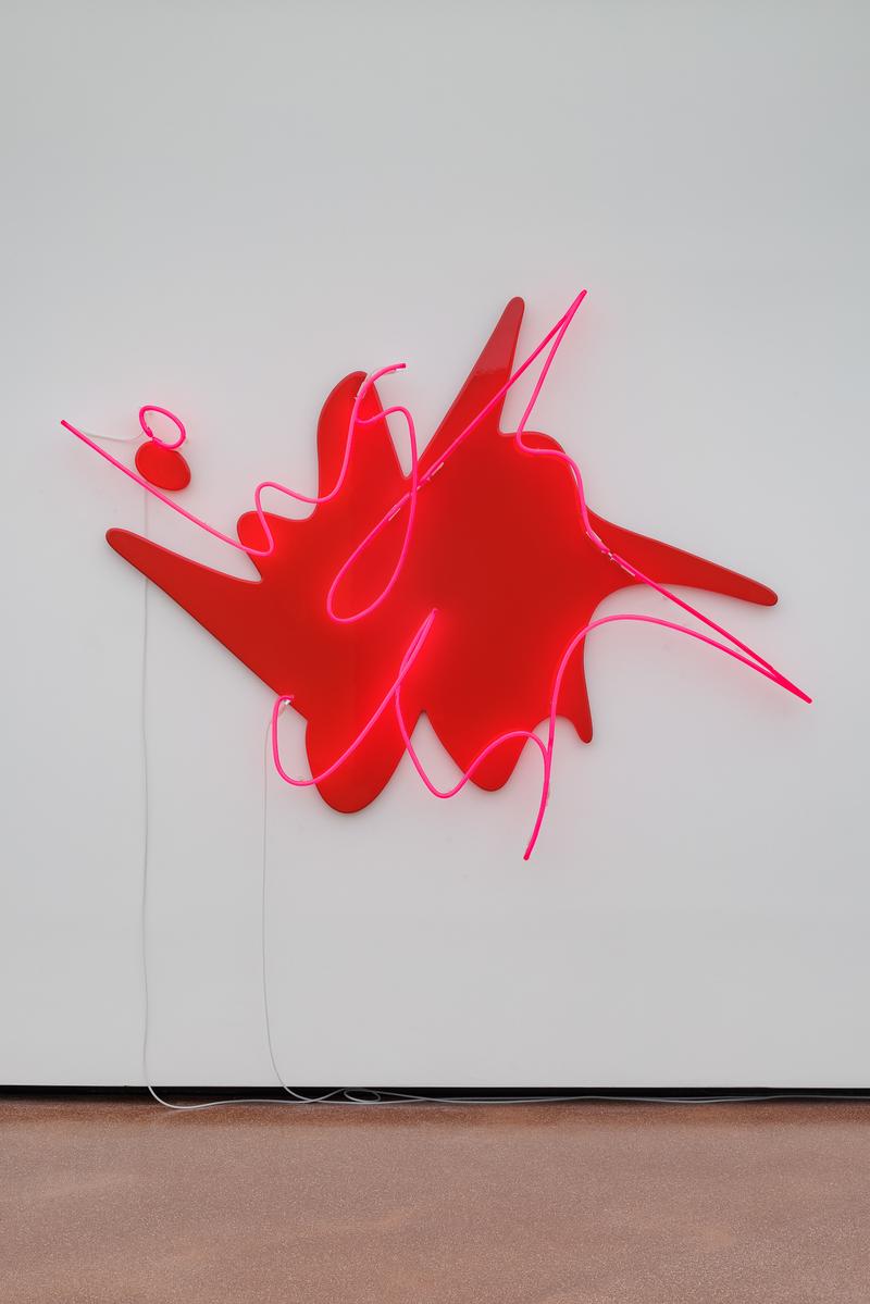 Rote, organisch geformte Neoninstallation mit pinken Lichtakzenten an einer weißen Wand.