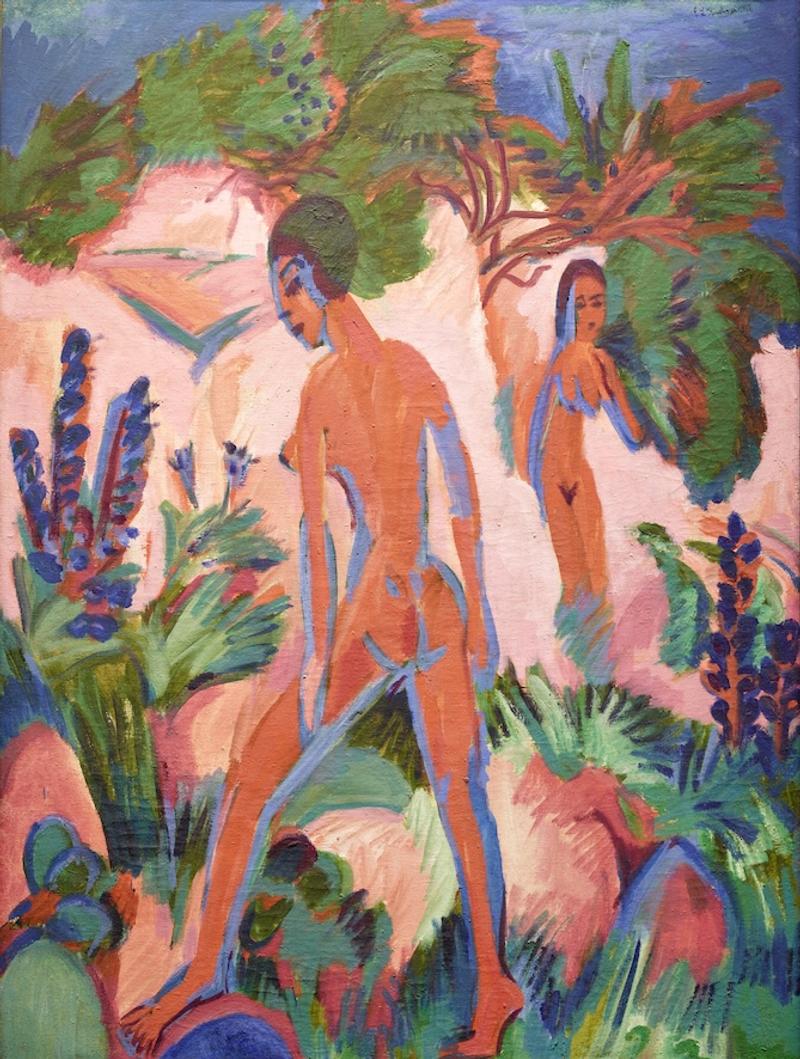 Das Bild zeigt zwei nackte Frauen.
Eine Person steht vorne links und beugt sich leicht nach vorn.
Die zweite Person steht weiter hinten rechts.
Beide Figuren sind rötlich gemalt und mit blauen Konturen umrandet.
Die Landschaft ist bunt. Es gibt viele Pflanzen in Grün, Blau und Lila.
Im Hintergrund stehen Bäume mit großen grünen Kronen.
Der Himmel oben ist blau.
Der Boden ist rosa, rot und orange.
Man sieht Felsen, Büsche und Pflanzen in verschiedenen Farben.
Das Bild ist mit vielen starken Pinselstrichen gemalt.