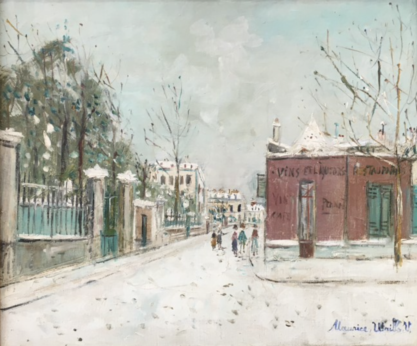 Schneebedeckte Straße in Sannois mit Bäumen, historischen Gebäuden und Spaziergängern.