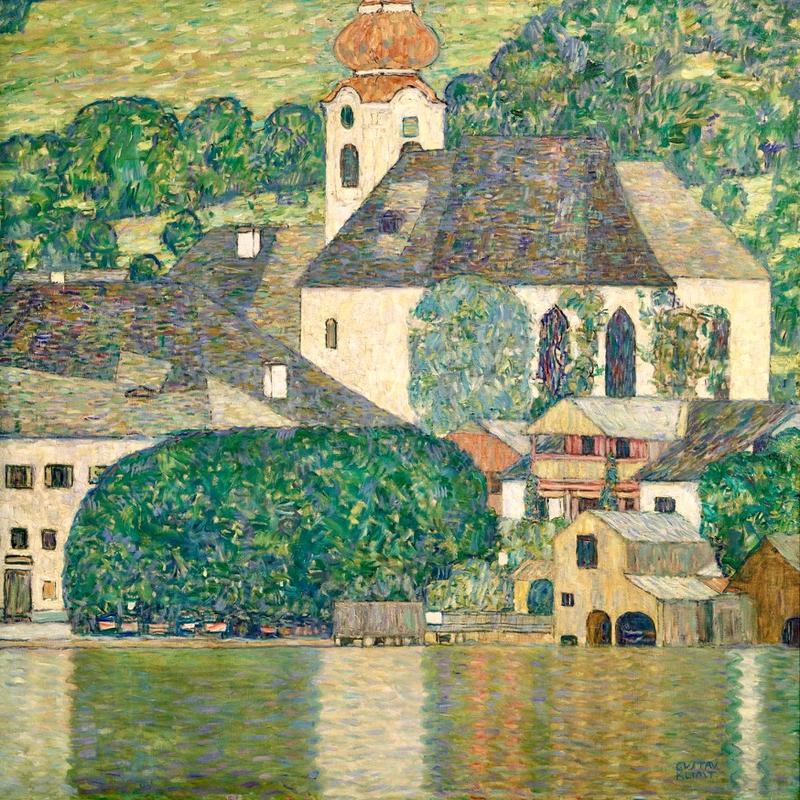 Auf dem Bild sieht man die Kirche in Unterach am Attersee.
Das Gemälde ist von Gustav Klimt.

Man sieht eine weiße Kirche und viele grüne Bäume drum herum.
Davor stehen kleine Häuser mit Dächern in verschiedenen Formen.
Unten im Bild ist das Wasser des Attersees, in dem sich die Gebäude leicht spiegeln.

Die Farben sind grün, gelb, braun und blau – alles wirkt ruhig, warm und sommerlich.
Klimt hat mit vielen kleinen, bunten Pinselstrichen gearbeitet.