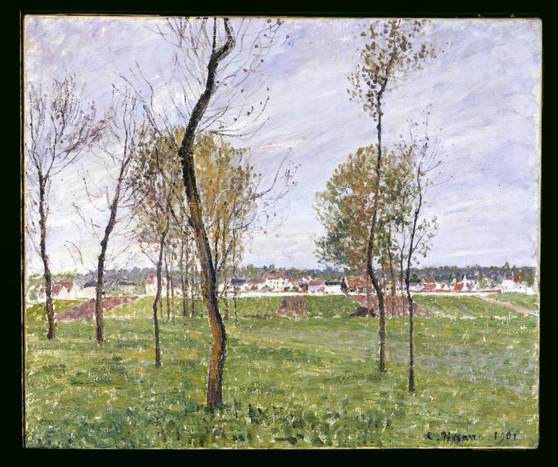 Landschaft mit Bäumen im Vordergrund, im Hintergrund ein Dorf mit Häusern und einem bewölkten Himmel.