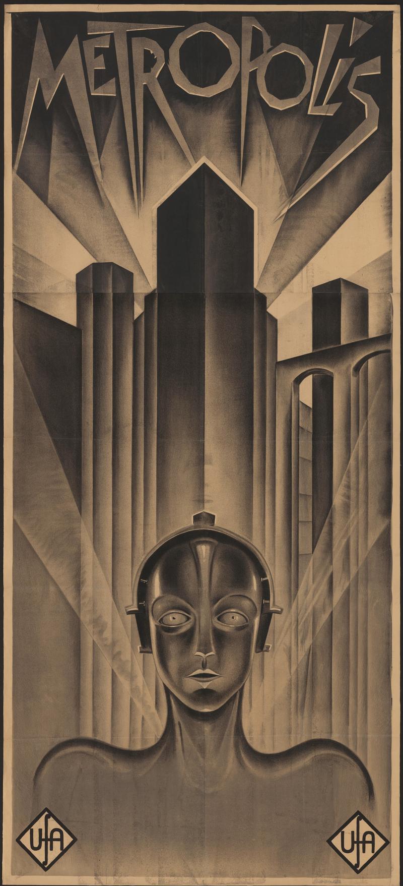 Das Plakat zeigt eine stilisierte Großstadt mit hohen, geometrisch wirkenden Wolkenkratzern im Hintergrund.
Lichtstrahlen scheinen zwischen den Gebäuden hervor und strahlen nach oben.
Im unteren Bereich des Plakats ist eine Roboterfigur mit menschlichem Gesicht zu sehen – der sogenannte „Maschinenmensch“.
Das Gesicht ist symmetrisch, glatt und wirkt ausdruckslos, fast maskenhaft.
Die Augen blicken starr geradeaus.
Der Schriftzug „METROPOLIS“ steht in großen, spitzen Buchstaben ganz oben.
Er ist im Art-Déco-Stil gehalten – mit langen, scharfen Linien.
Links und rechts unten ist das Logo der Produktionsfirma UFA zu sehen.
Das gesamte Plakat ist in dunklen Braun- und Beigetönen gehalten.