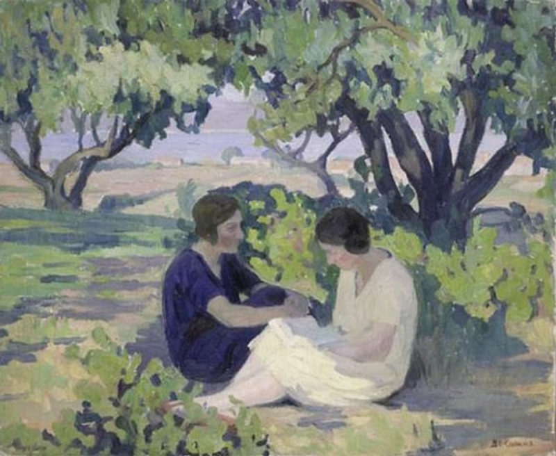 Zwei Frauen sitzen unter einem Baum, umgeben von grüner Vegetation, während sie miteinander sprechen und lesen.