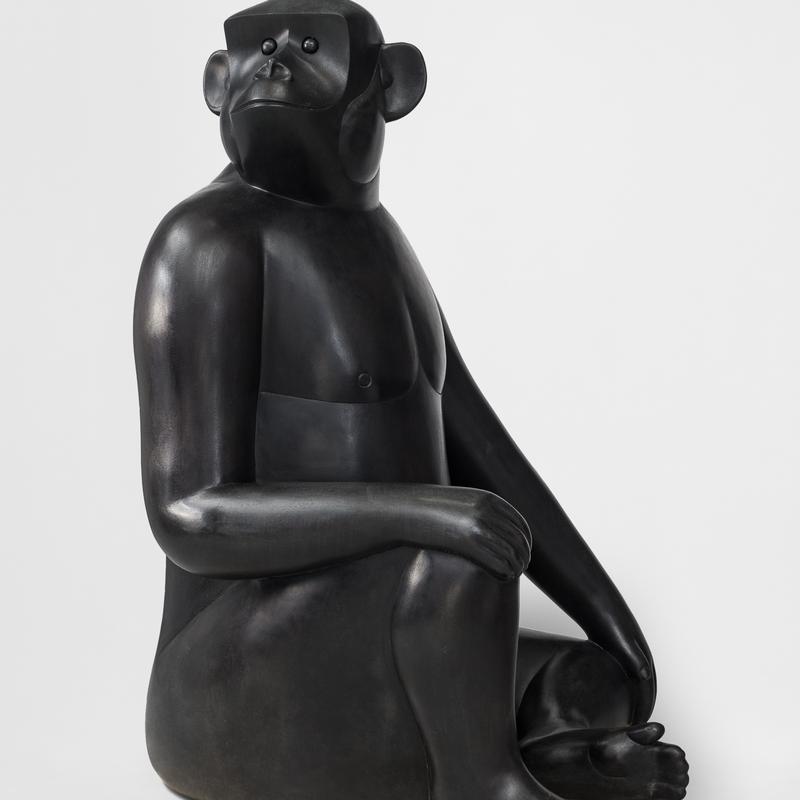Sitzende, große schwarze Affenskulptur mit einem nachdenklichen Ausdruck und abgerundeten Formen.
