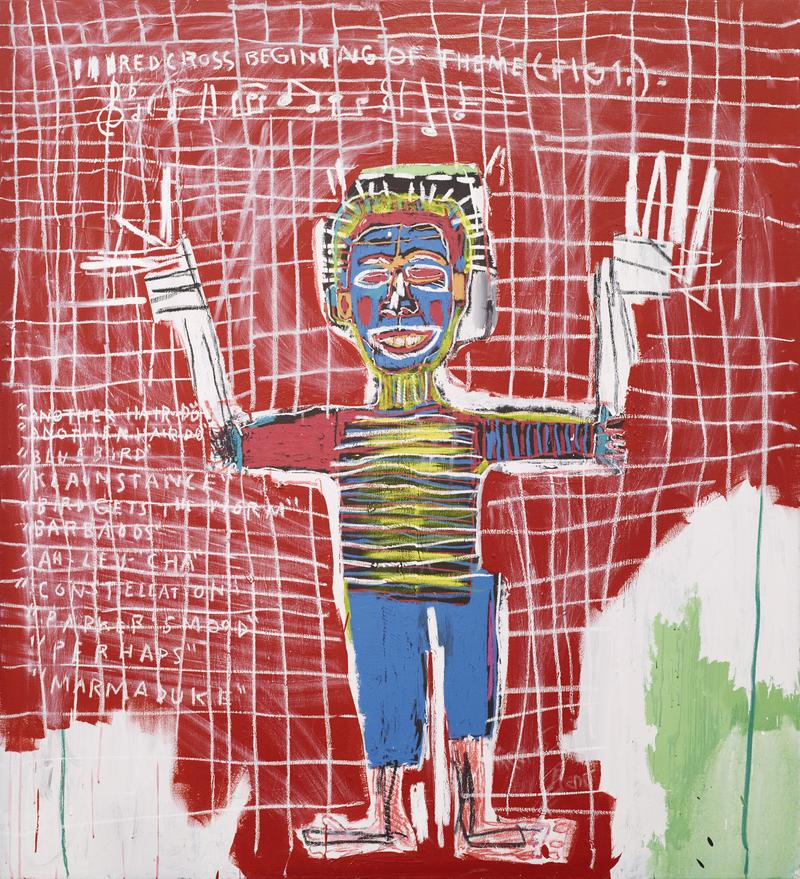 Auf dem Bild sieht man eine bunte Figur mit erhobenen Armen.
Sie steht vor einem roten Hintergrund mit weißen Linien, die wie ein Gitter oder ein Notenblatt aussehen.

Die Figur ist mit kräftigen Farben gemalt:
der Kopf ist blau, das Shirt gestreift, die Hose blau.
Das Gesicht wirkt stark, laut und lebendig, wie eine Maske oder ein Comic-Kopf.

Oben im Bild steht in weißer Schrift:
„Red Cross Beginning of Theme (Fig. 1.)“ –
dazu sieht man Notenzeilen und viele Wörter.
Links stehen Titel von Jazz-Stücken des Musikers Charlie Parker.

Das Kunstwerk verbindet Musik, Straßenkunst und persönliche Gefühle.
Basquiat hat hier seine Wurzeln, seine Vorbilder und seine Sicht auf die Welt dargestellt.
Man erkennt Einflüsse von Pop Art, Graffiti, Neo-Expressionismus und Haitianischer Kultur.

Es ist eine Hommage an das Leben in New York, laut, wild, kreativ.