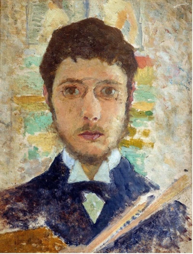Selbstporträt eines jungen Mannes mit Brille, dunklem Anzug und Pinsel in der Hand, unscharfer Hintergrund.