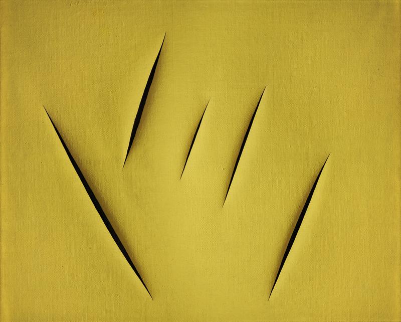 Gelbe Leinwand mit fünf schmalen, tiefen Einschnitten, die dynamische Linien und Formen erzeugen.