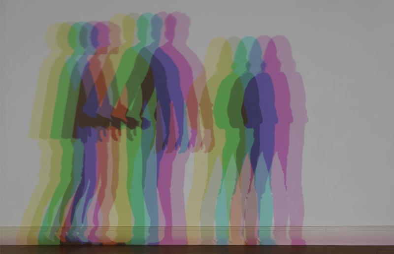 Mehrere überlagerte Silhouetten in verschiedenen Farben, die Bewegung und Transparenz darstellen.