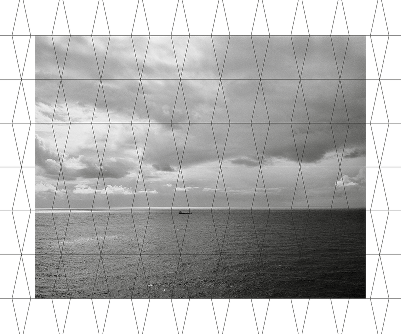 Das Werk zeigt eine schwarz-weiße Fotografie mit einem weiten Blick auf das Meer. Der Horizont verläuft waagrecht durch das Bild und trennt das ruhige Wasser im unteren Bereich von der dramatisch bewölkten Himmelslandschaft darüber. Am Horizont ist mittig ein kleines Schiff zu erkennen – es wirkt verloren oder isoliert in der großen, offenen Wasserfläche. Über das gesamte Bild ist ein regelmäßiges geometrisches Raster gelegt: dünne schwarze Linien formen ein Netz aus sich wiederholenden, länglichen Rauten oder Dreiecken, das sich über das Foto spannt. Dieses Raster dehnt sich auch über den weißen Rand des Bildes hinaus, wodurch ein Kontrast zwischen Naturdarstellung und abstrakter Struktur entsteht.
Kiluanji Kia Henda verbindet in „The Geometric Ballad of Fear“ Fotografie mit konzeptuellen Elementen. Das geometrische Muster wirkt wie ein Gitter oder eine symbolische Begrenzung – es legt sich wie ein Filter über das Motiv und verändert unsere Wahrnehmung. Das einzelne Schiff im offenen Meer kann als Sinnbild für Einsamkeit, Unsicherheit oder Flucht gelesen werden. Der Titel verweist auf Angst („Fear“) und deutet an, dass diese Angst strukturell, vielleicht sogar systemisch ist – eingewoben in Raster, Ordnung und Kontrolle. Henda, der aus Angola stammt, beschäftigt sich in vielen seiner Werke mit Kolonialgeschichte, Identität und Macht. Auch hier steht das Verhältnis von Freiheit und Begrenzung, Sichtbarkeit und Überwachung im Mittelpunkt.