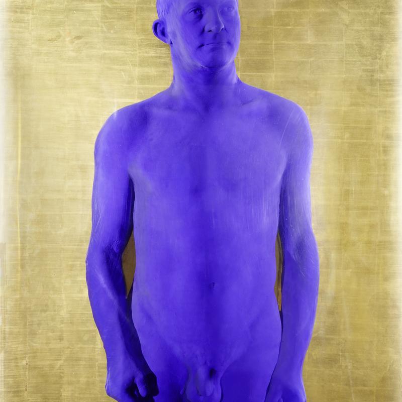 Blauer menschlicher Körper auf goldenem Hintergrund, stehend mit neutralem Gesichtsausdruck und leicht erhobenen Händen.