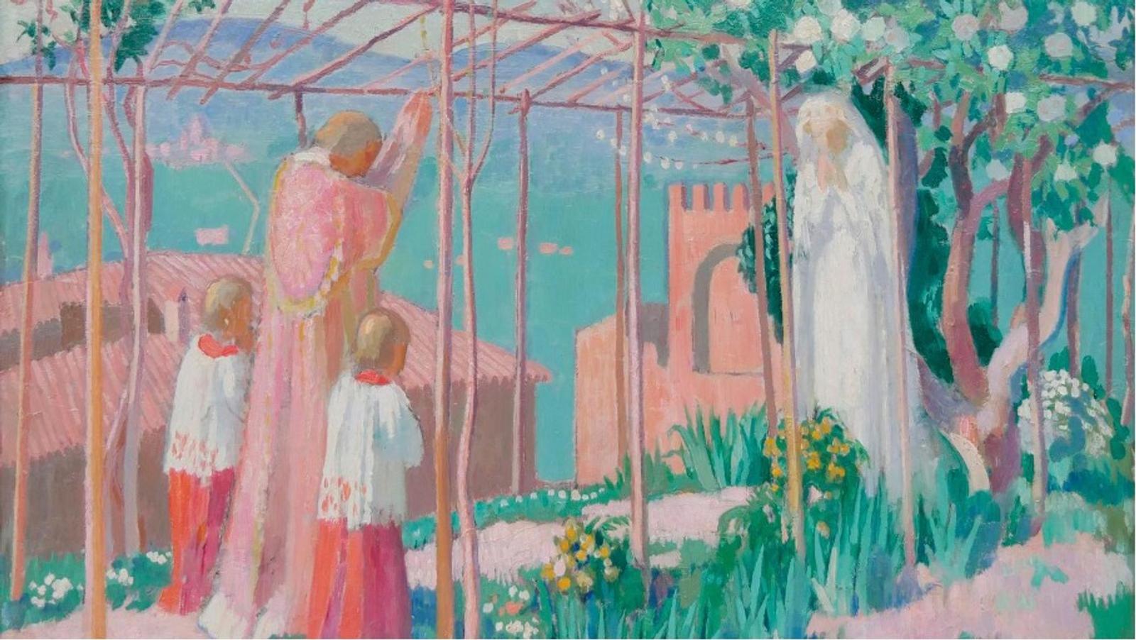 Drei Personen in historischen Gewändern stehen unter einem Pergola, während eine Frau in Weiß im Hintergrund betet.