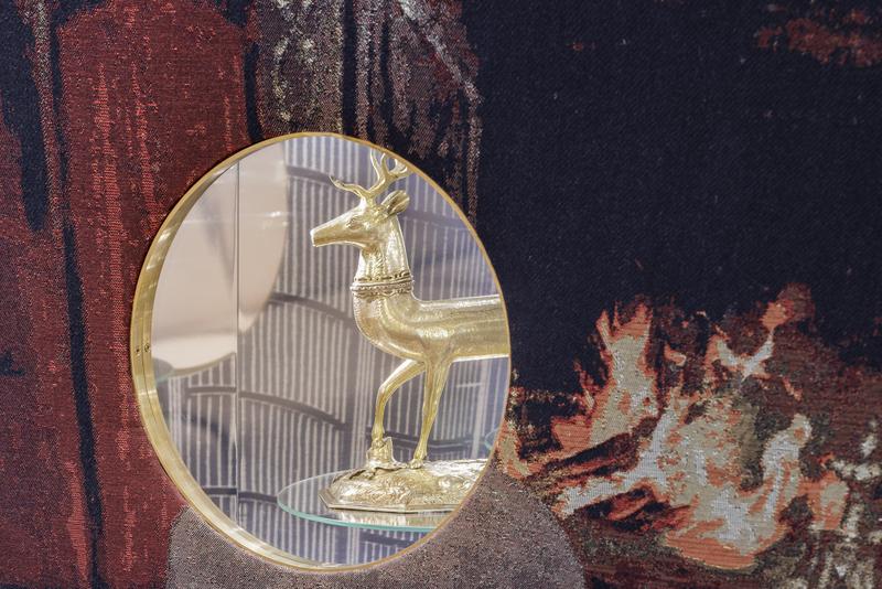 Auf dem Foto sehen wir ein Fenster in der Vitrinenwand im Tea Room. Der Tea Room befindet sich im Museum der Heidi Horten Collection in Wien.

Diese Vitrinenwand wurde von Markus Schinwald entworfen. Dahinter befinden sind kleine, kostbare Objekte aus der Sammlung von Heidi Horten. Hier sieht man eine goldene Figur in Form eines Hirschs.