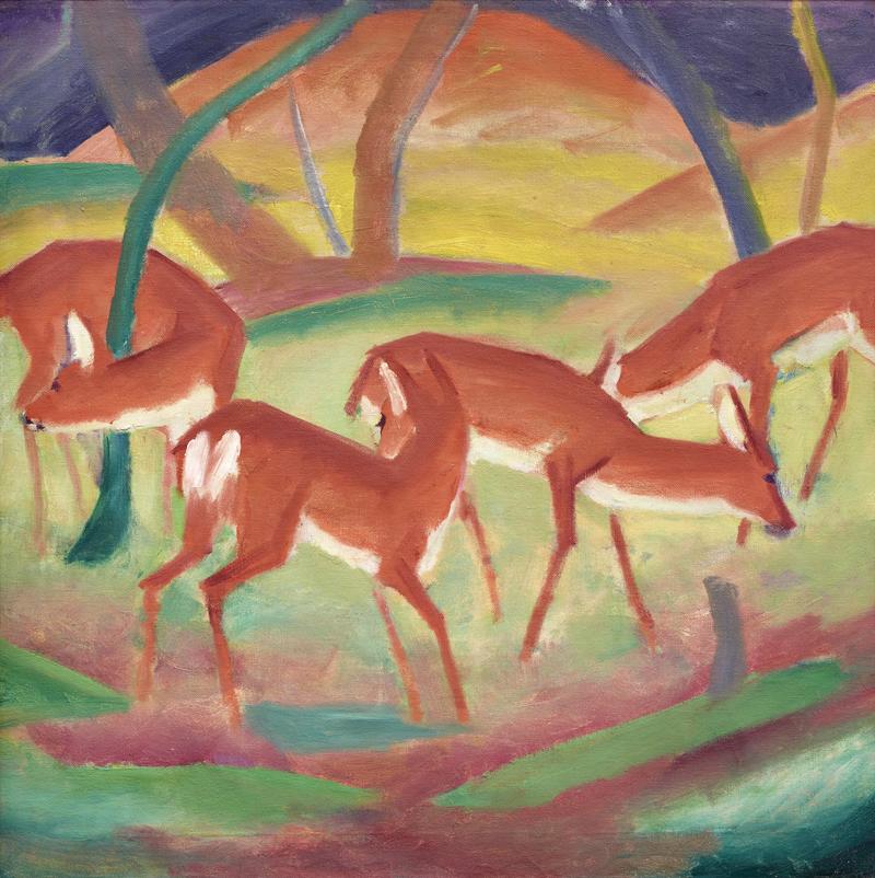 Auf dem Bild sieht man vier rote Rehe, die in einer bunten Landschaft stehen und grasen. Die Rehe haben schlanke Körper, lange Beine und sind in kräftigem Rotbraun gemalt.

Der Hintergrund ist nicht naturgetreu: Der Boden ist in Grün-, Rosa- und Violetttönen gehalten, die Bäume sind blau, grün und lila. Auch der Himmel oder das Licht scheint in warmer, gelber Farbe zu leuchten.

Franz Marc hat hier keine realistische Waldszene gemalt. Stattdessen zeigt er die Rehe in einer traumhaften, fast magischen Welt, in der die Farben Gefühle und Stimmungen ausdrücken.

 Die Komposition wirkt ruhig und fließend.