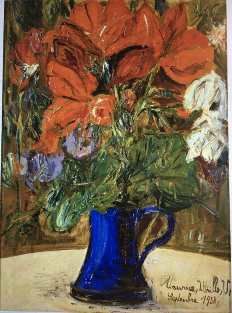 Rote Blumen in einer blauen Vase, umgeben von grünen Blättern, vor einem warmen, braunen Hintergrund.