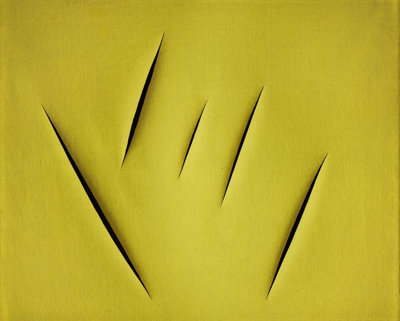 Gelbe Leinwand mit fünf scharfen, schwarzen Einschnitten, die dynamische Linien und Formen erzeugen.