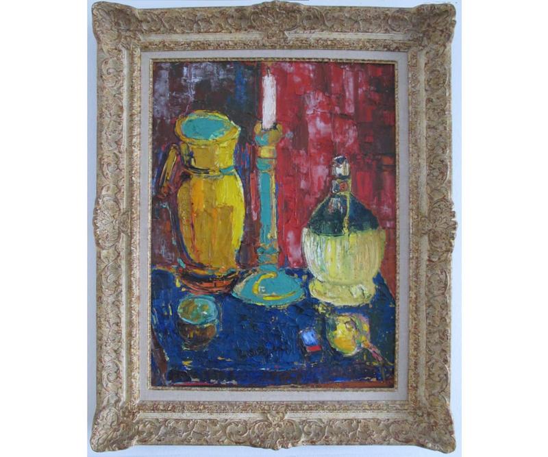 Stillleben mit gelbem Krug, Kerze, Glas und Flasche auf blauer Tischdecke, farbenfroher Hintergrund.