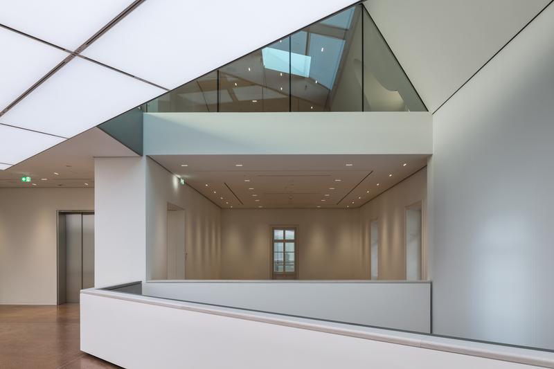 Moderne Innenarchitektur mit hellen Wänden, Glasdetails und einem offenen Raumkonzept.