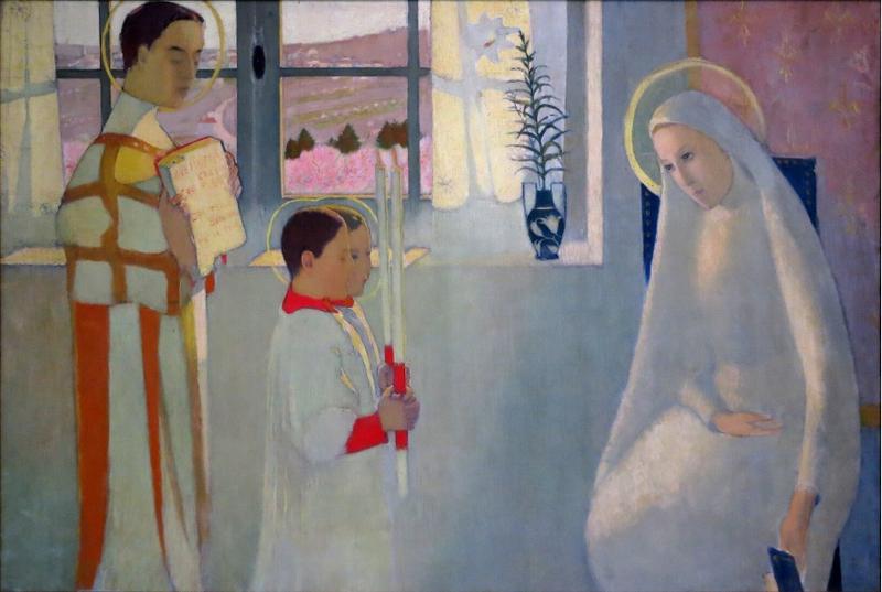 Zwei Jungen in liturgischer Kleidung stehen vor einer sitzenden Frau mit Kopftuch, umgeben von einem hellen Raum und Fenstern.