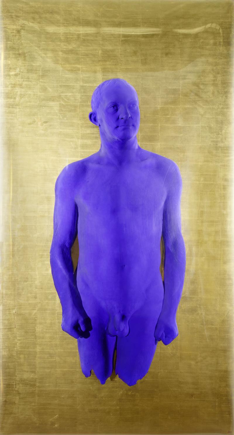 Blauer menschlicher Körper auf goldenem Hintergrund, stehend mit neutralem Gesichtsausdruck und leicht erhobenen Händen.