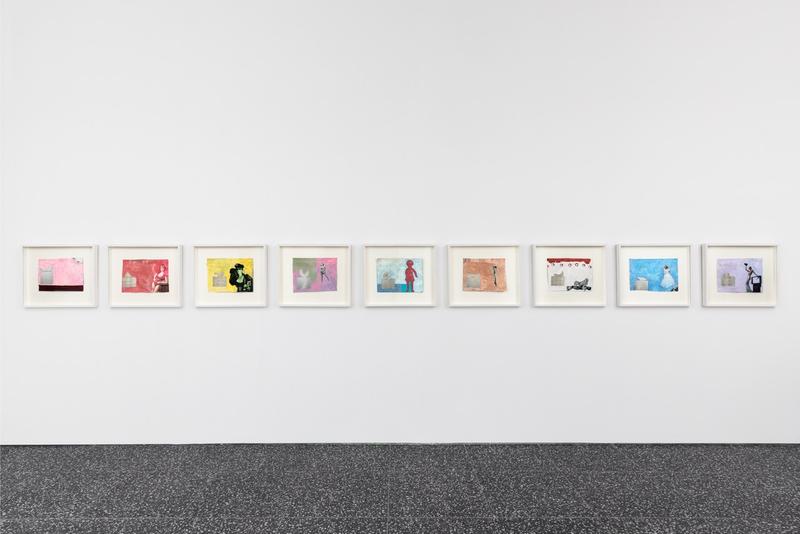 Acht gerahmte Kunstwerke in verschiedenen Farben an einer weißen Wand, mit unterschiedlichen Figuren und Szenen.