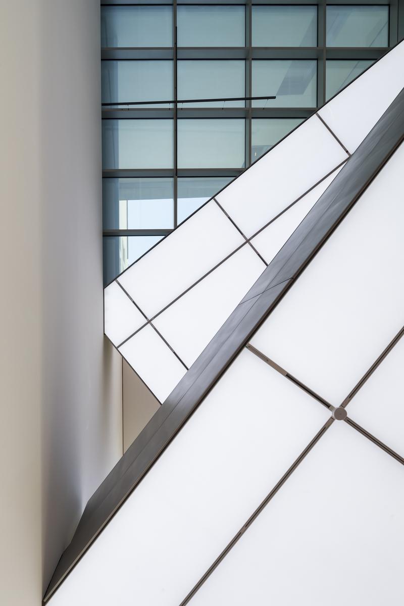 Die Ausstellungsebenen der Heidi Horten Collection von unten fotografiert.