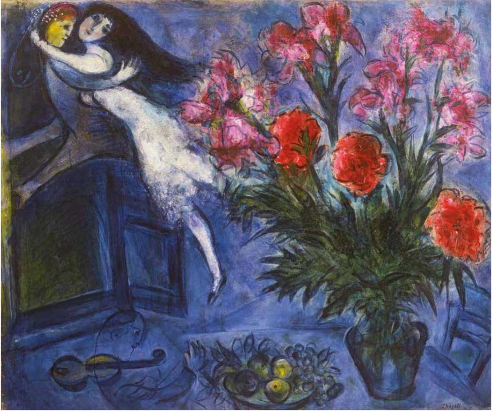 Tanzendes Paar vor blauer Hintergrund mit bunten Blumen und einer Obstschale im Vordergrund.