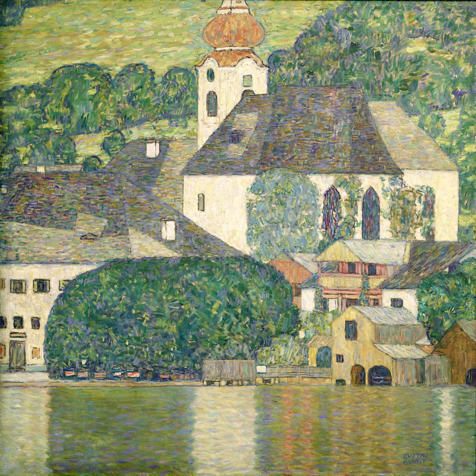 Auf dem Bild sieht man die Kirche in Unterach am Attersee.
Das Gemälde ist von Gustav Klimt.

Man sieht eine weiße Kirche und viele grüne Bäume drum herum.
Davor stehen kleine Häuser mit Dächern in verschiedenen Formen.
Unten im Bild ist das Wasser des Attersees, in dem sich die Gebäude leicht spiegeln.

Die Farben sind grün, gelb, braun und blau – alles wirkt ruhig, warm und sommerlich.
Klimt hat mit vielen kleinen, bunten Pinselstrichen gearbeitet.