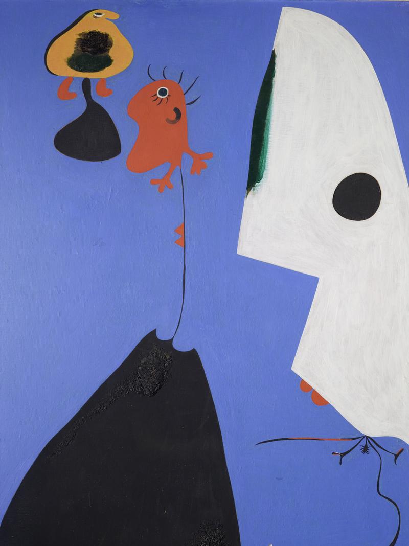 Abstrakte Darstellung mit bunten Figuren auf blauem Hintergrund, darunter eine schwarze Form und eine weiße, maskenartige Gestalt.