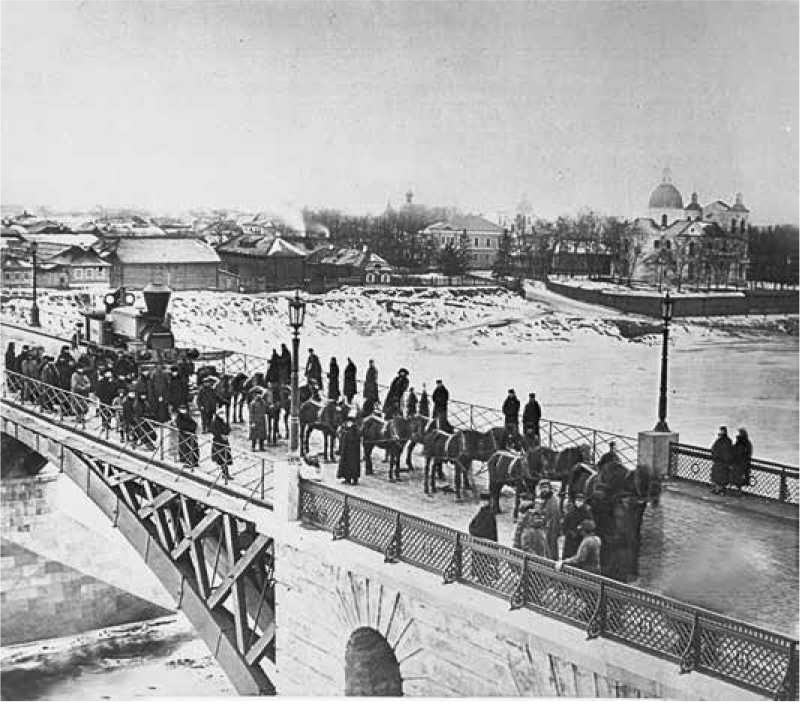 Menschen und Pferde stehen auf einer Brücke, im Hintergrund eine Stadtlandschaft mit Schnee und Bäumen.