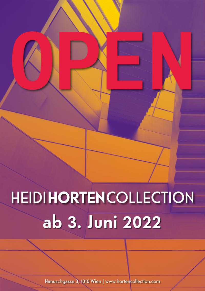 Auf dem Bild sieht man ein Plakat zur Eröffnung der Heidi Horten Collection in Wien.
Ganz oben steht in großen roten Buchstaben das Wort „OPEN“ – also "offen" bzw. "geöffnet"

Darunter steht:
„HEIDI HORTEN COLLECTION – ab 3. Juni 2022“.
Das zeigt den Starttermin der ersten Ausstellung im neuen Museum.

Im Hintergrund sieht man die moderne Architektur des Museums.
Treppen, Wände und Decken sind in bunten Farben eingefärbt –
Orange, Lila, Gelb und Rosa.

Unten am Rand steht die Adresse des Museums:
Hanuschgasse 3, 1010 Wien
und die Website: www.hortencollection.com