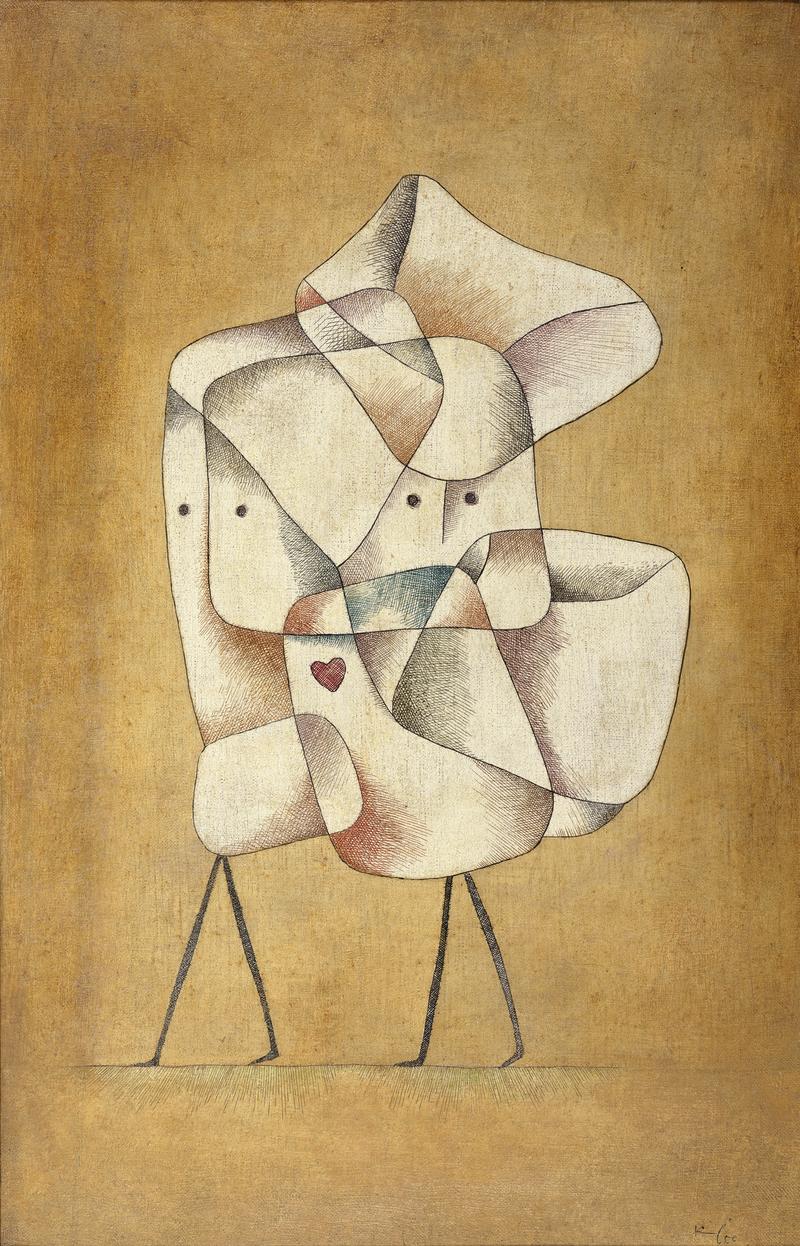 Das Bild zeigt zwei Figuren, die ganz nah beieinander stehen. Sie sind aus hellen, ineinander verschlungenen Flächen aufgebaut. Die Formen sind  in Beige mit ein wenig Braun, Rot und Grau. Die Gesichter sind nur angedeutet: Zwei schwarze Punkte pro Figur stellen die Augen dar. Beide Figuren haben dünne, gerade Beine – wie Striche. Besonders auffällig ist ein kleines rotes Herz in den Figuren. Es macht das Bild zärtlich und persönlich. Der Hintergrund ist in warmer, erdiger Farbe gehalten – ruhig und gleichmäßig. Der Titel „Geschwister“ passt gut: Die Figuren wirken verbunden, fast wie eine Einheit. Man spürt Nähe, Vertrauen und Zusammenhalt – ganz still und zart.