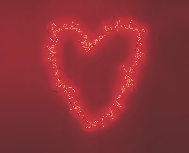 Neonrotes Herz aus Schriftzügen "Fucking Beautiful" auf pinkem Hintergrund.