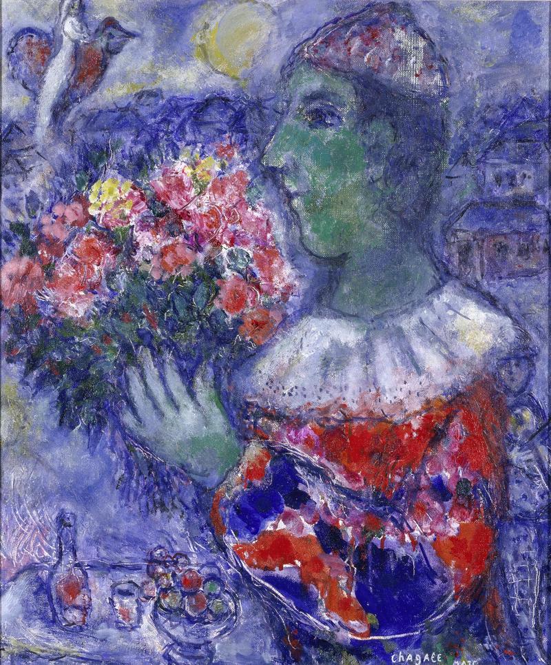 Das Bild zeigt einen Clown, der einen großen Blumenstrauß in den Händen hält. Er trägt ein buntes Kostüm in Rot, Weiß und Blau mit einem breiten Kragen. Sein Gesicht ist grün.

 In seiner Hand hält er bunte Blumen in Rosa, Rot und Gelb. 

Links unten sieht man einen Tisch mit einer Flasche und Gläsern, vielleicht mit Wein oder Saft. Über dem Clown fliegt ein Vogel und eine weiße Gestalt am Himmel – die weiße Gestalt steht für Marc Chagalls große Liebe Bella Rosenfeld.

Der Hintergrund ist in leuchtendem Blau und Violett gehalten. Im Hintergrund kann man kleine Häuser erkennen und eine gelbe Sonne am Himmel.

Das Bild wirkt verspielt, träumerisch und ein bisschen geheimnisvoll – typisch für Marc Chagall, der gerne Magie, Fantasie und Gefühle miteinander verbindet.